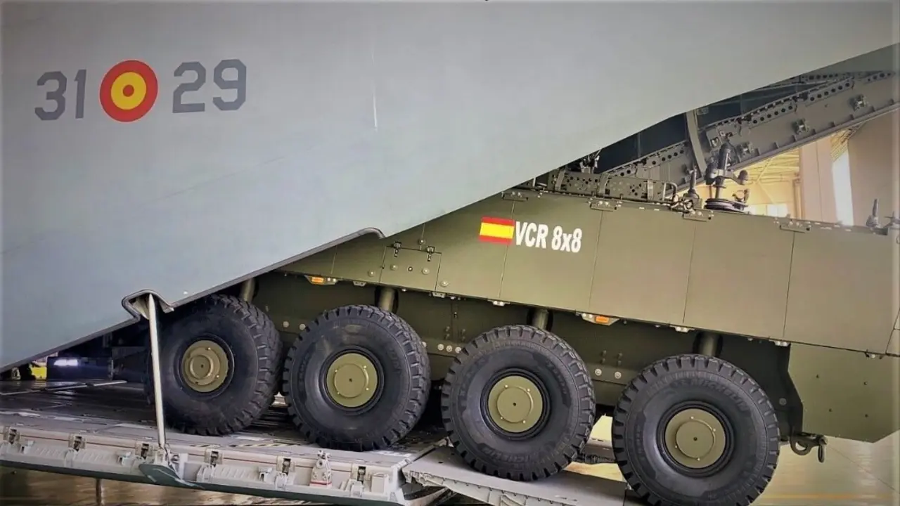 El vehículo 8x8 para el arma de Zapadores sí ha superado la prueba real de carga para certificar su aerotransporte en el A400M del Ejército del Aire y del Espacio. (Foto: EA).