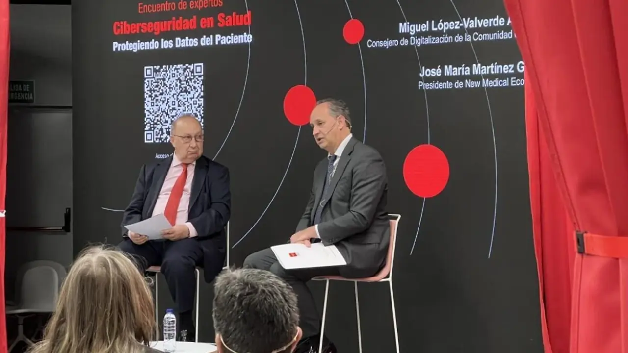 <p>Según ha señalado el consejero de Digitalización, Miguel López-Valverde (drcha.), la Comunidad de Madrid tendrá un&nbsp;laboratorio especializado en el sector sanitario que reforzará la defensa de los equipos informáticos en esta área</p>
