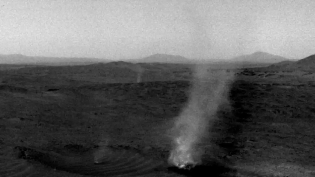 En este breve video compuesto por imágenes tomadas en el borde del cráter Jezero por el rover Perseverance de la NASA el 25 de enero de 2025, se puede ver un remolino de polvo marciano consumiendo a su amigo más pequeño.
 NASA/JPL-Caltech/SSI