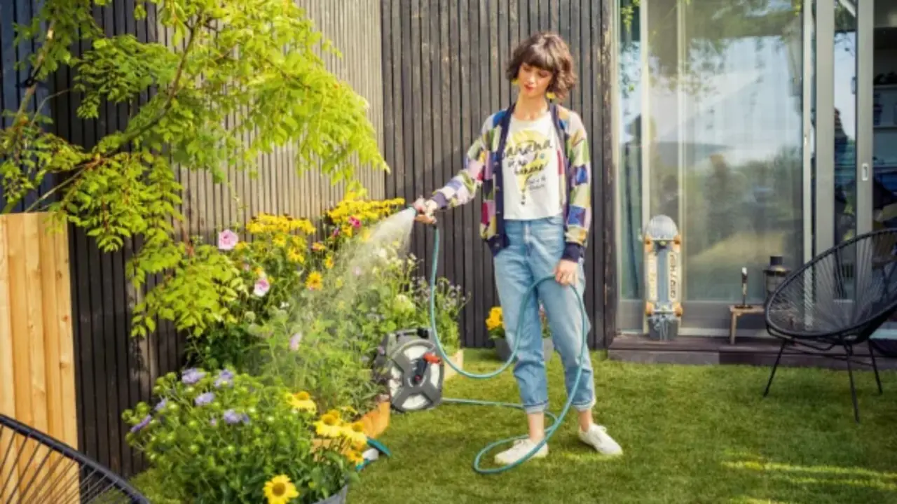 Para que nuestras plantas estén en perfecto estado en verano, es importante seguir una serie de consejos y utilizar las herramientas adecuadas. (Foto: Gardena).
