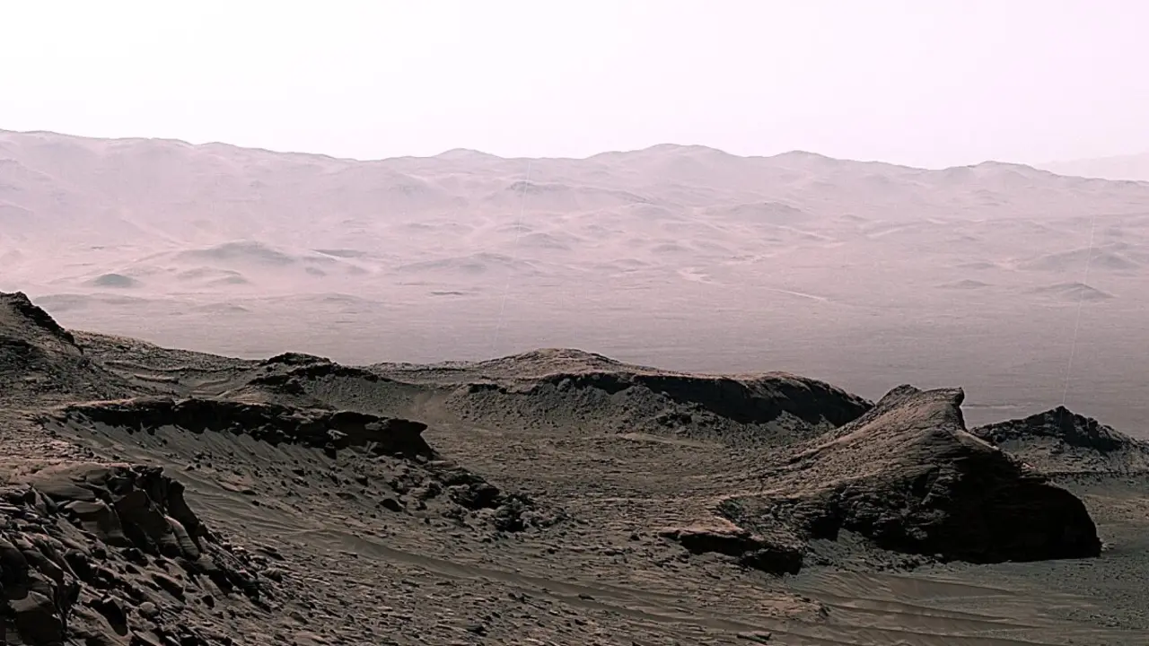 El rover Curiosity de la NASA en Marte ve cómo sus huellas se pierden en la distancia en un sitio apodado "Ubajara" el 30 de abril de 2023. Este sitio es donde Curiosity descubrió siderita, un mineral que podría ayudar a explicar el destino de la antigua atmósfera más espesa del planeta.
Crédito: NASA/JPL-Caltech/MSSS
