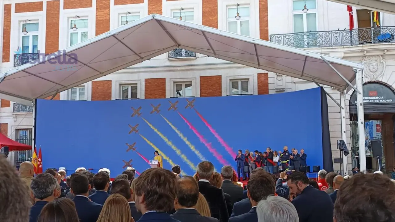 Imagen de la Patrulla Águila del Ejército del Aire proyectada este viernes Dos de Mayo en la Puerta del Sol