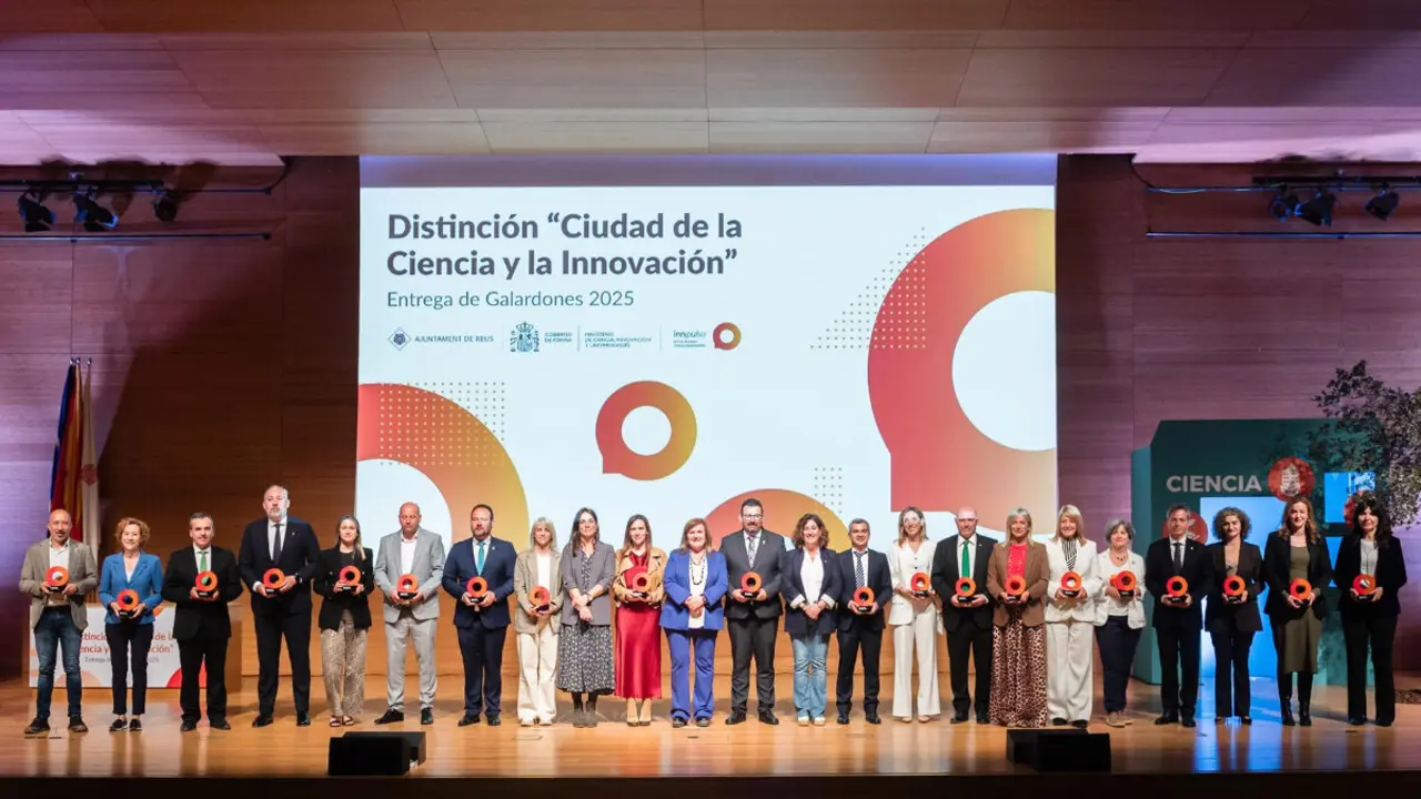 Representantes de las ciudades galardonadas posan durante el acto en Reus. Imagen: Ministerio de Ciencia, Innovación y Universidades