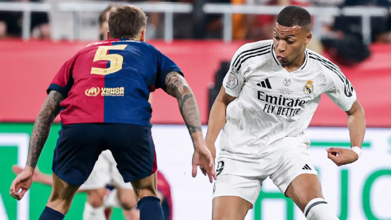Iñigo Martínez y Kylian Mbappé pugnan por un balón durante la pasada final de Copa del Rey. Imagen: X @realmadrid