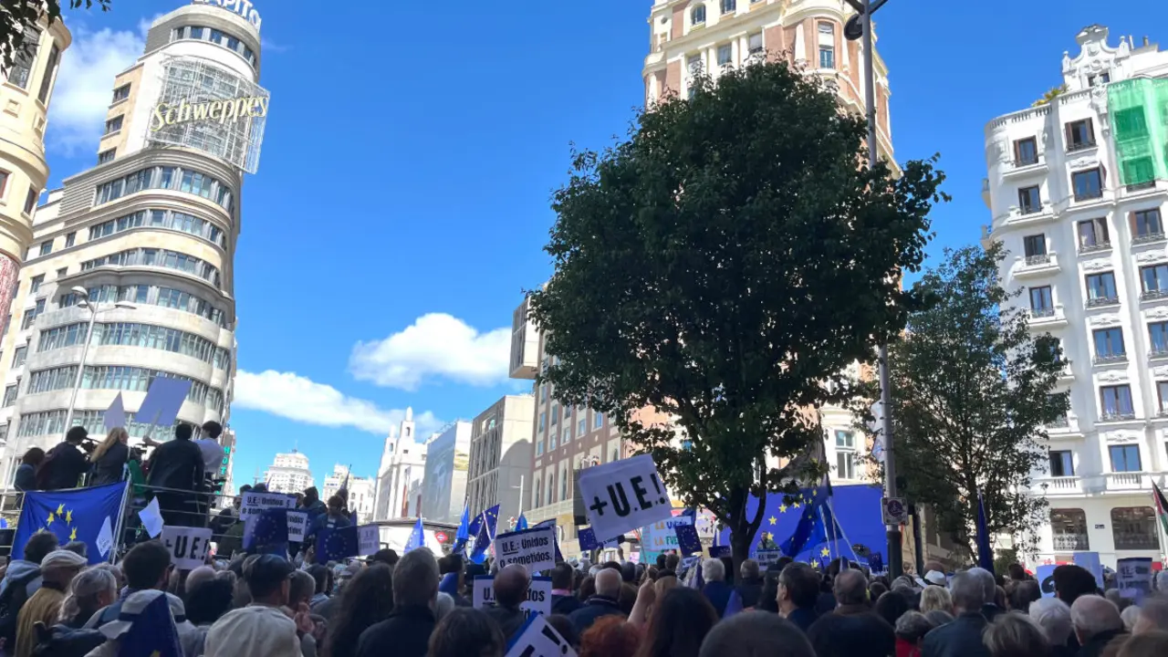 Centenares de personas se concentran por la democracia y los valores europeos. Imagen: ESTRELLA DIGITAL