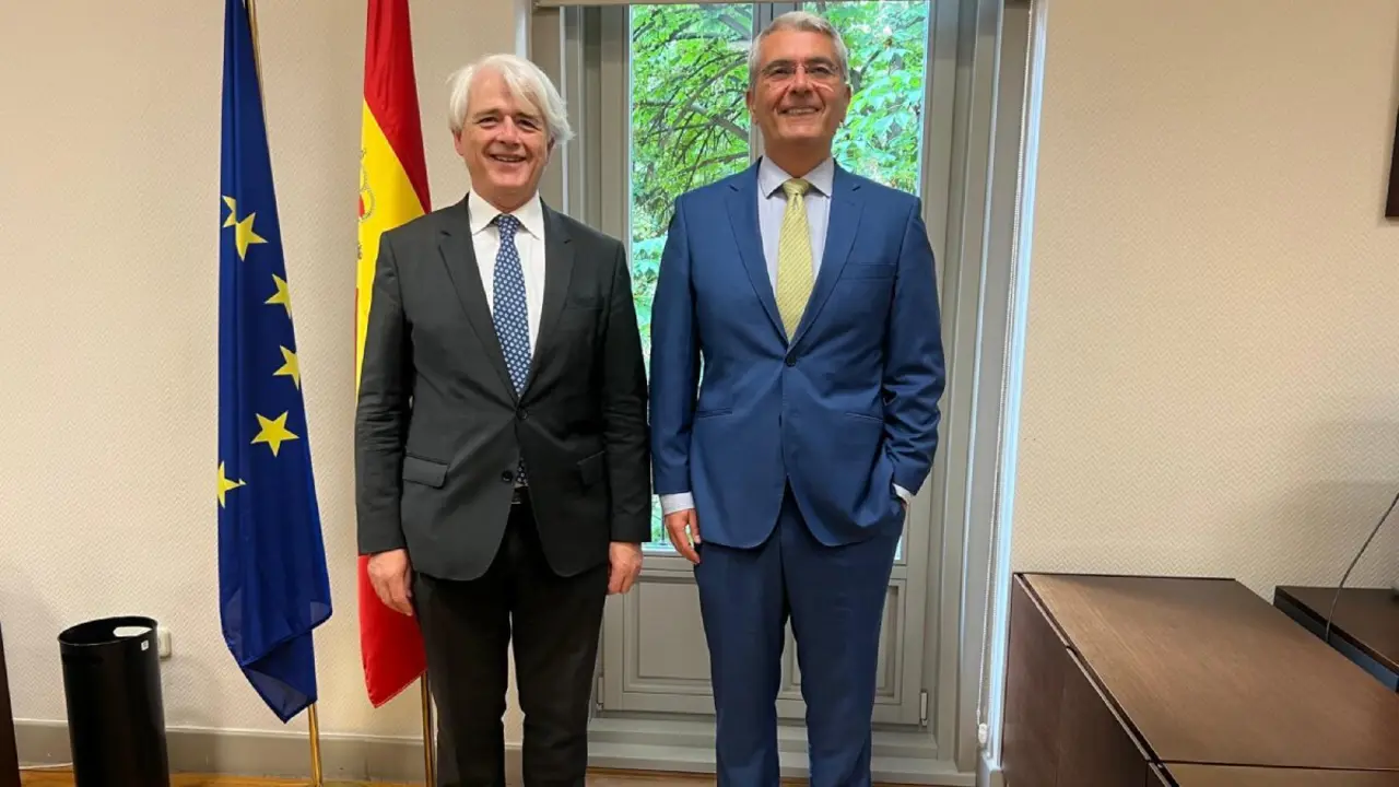 El presidente del Consejo General de la Abogacía, Salvador González, se ha reunido por primera vez con el nuevo presidente de la Agencia Española de Protección de Datos, Lorenzo Cotino.