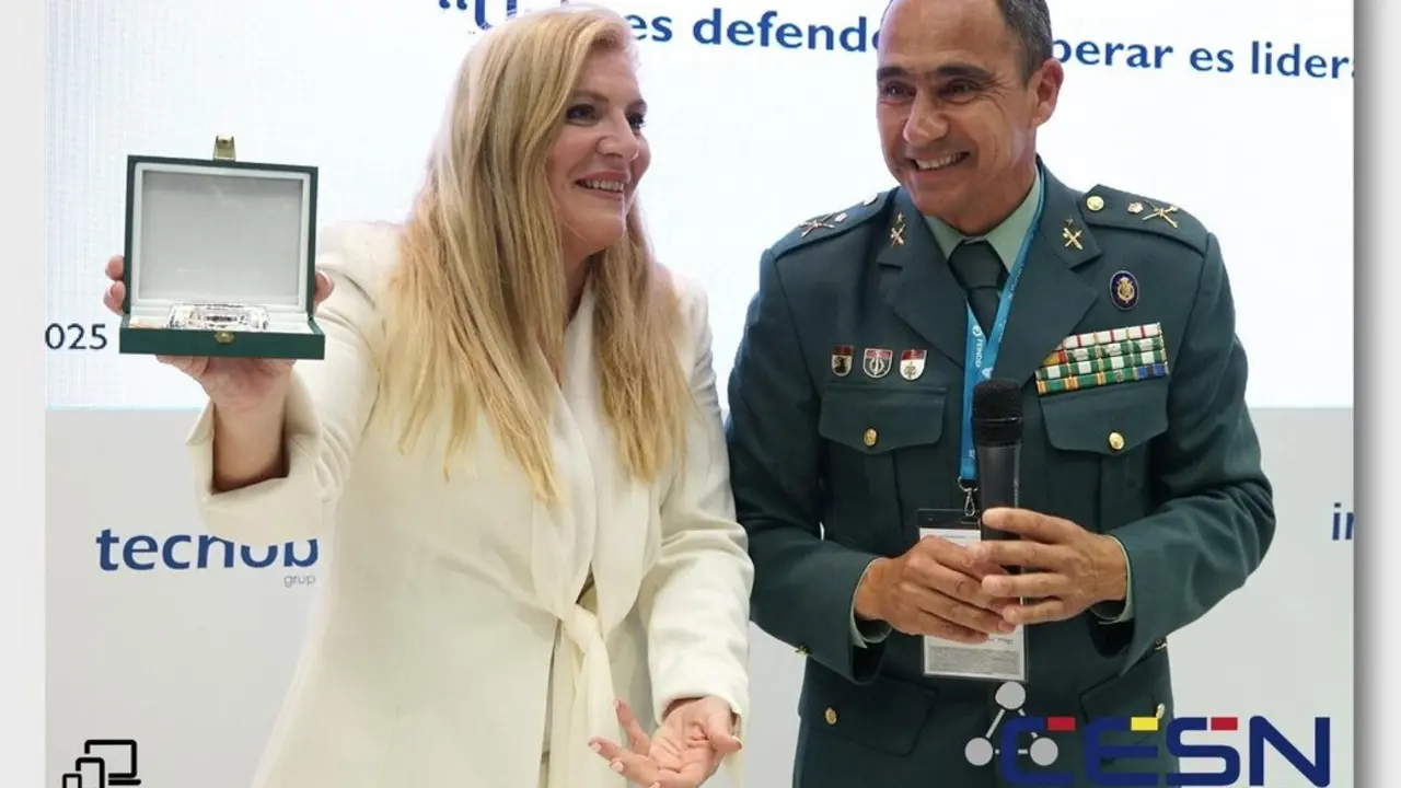 Eva Álvarez del Manzano con el general Almansa, de la Guardia Civil, durante la presentación de CESN