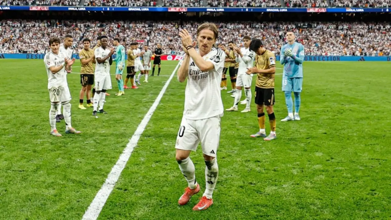 Los jugadores de la Real Sociedad han hecho un pasillo junto con los del Real Madrid para despedir a una leyenda del fútbol