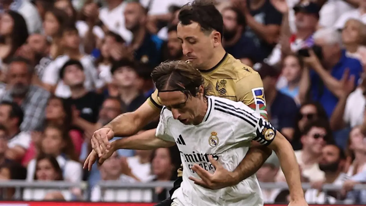 Modric y Oyarzabal durante el partido de este sábado en el Bernabéu