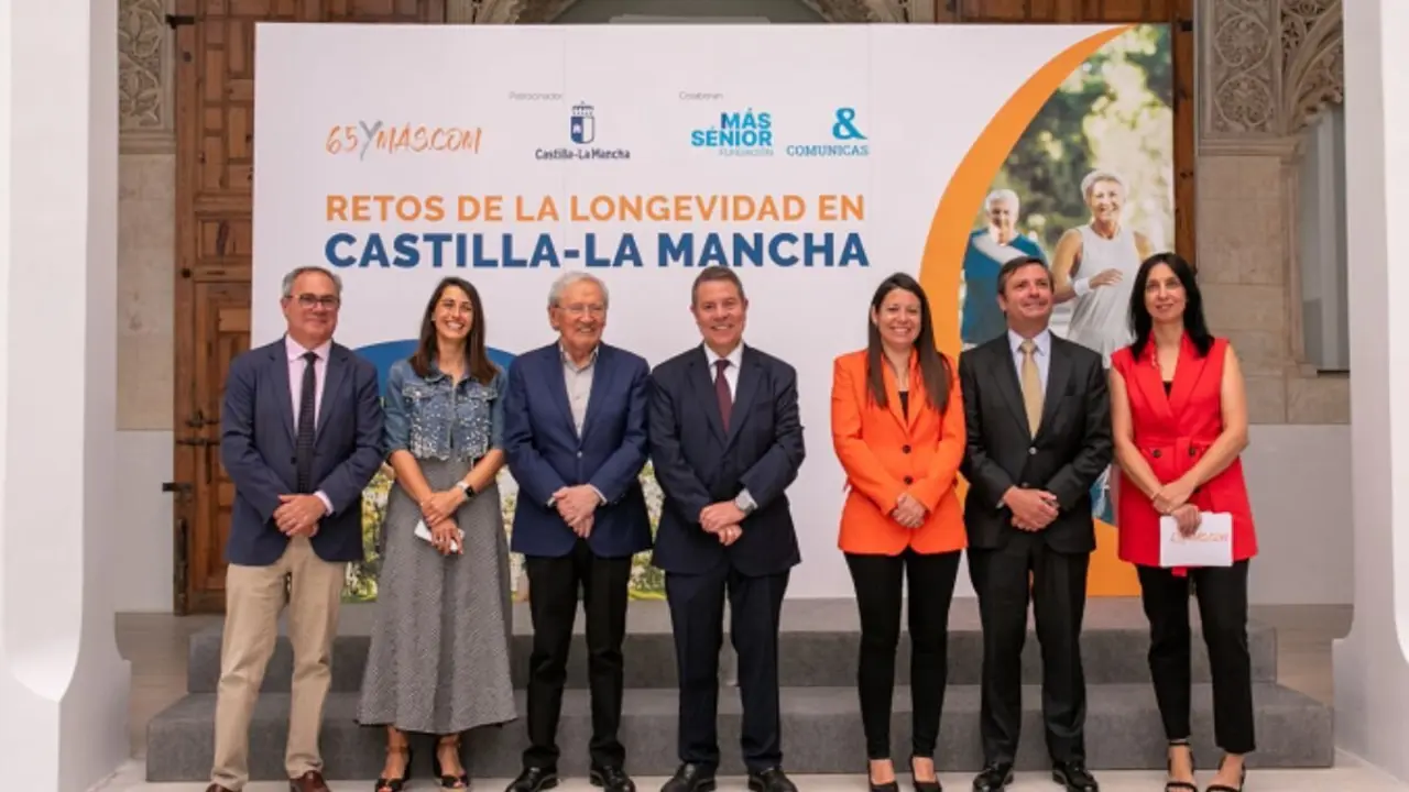 El presidente castellanomanchego (en el centro) ha criticado al jefe del Ejecutivo durante un encuentro organizado por el diario 65YMAS. (Foto: EGP).