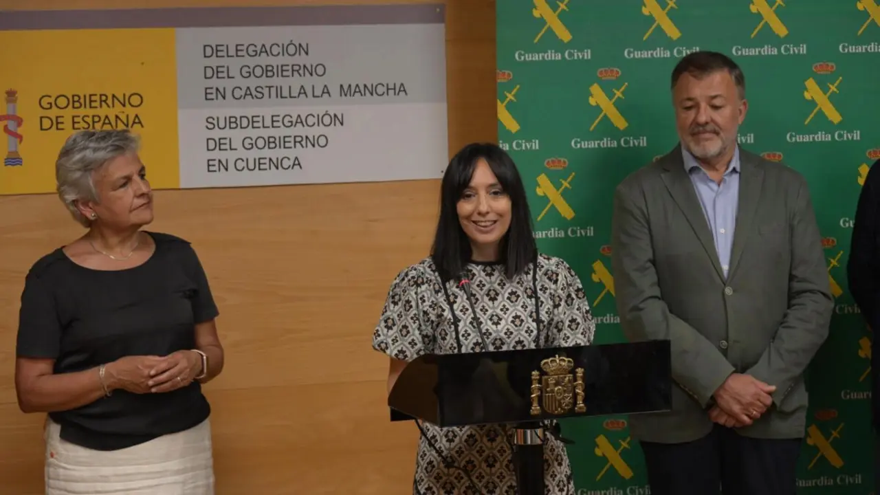 Mari Luz Fernández, subdelegada del Gobierno (izqda.); Mercedes González, directora general de la Guardia Civil (centro) y Darío Dolz; vicepresidente primero de la Junta de Comunidades de Castilla-La Mancha (dcha.), en el acto en el que se ha anunciado Cuenca como sede de la celebración de los actos centrales de la Patrona de laGuardia Civil. Imagen: Guardia Civil