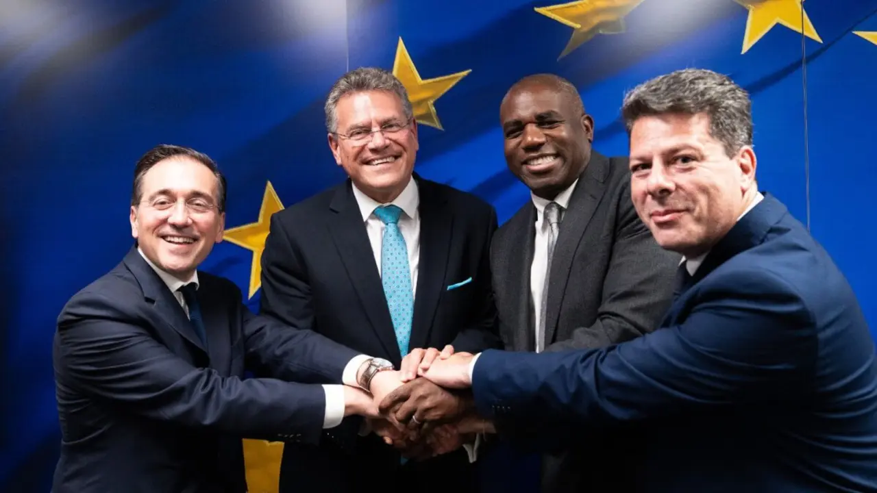 De izquierda a derecha: el ministro de Asuntos Exteriores de España, José Manuel Albares; el vicepresidente de la Comisión Europea, Maroš Šefčovič; el ministro de Exteriores del Reino Unido, David Lammy; y el ministro principal de Gibraltar, Fabián Picardo. (Foto: J.M.A.).