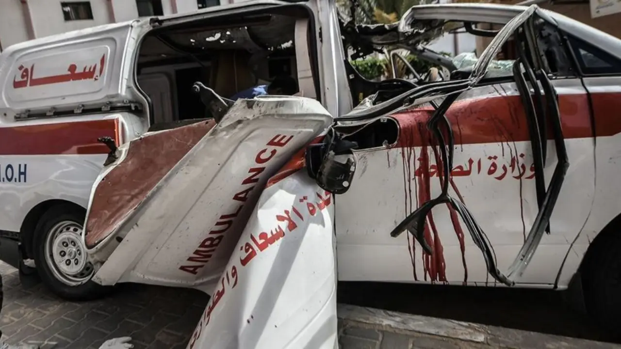 Foto de archivo de una ambulancia del hospital Al-Nasser de Khan Younis destruida tras un ataque israelí. (Foto: UNICEF/Abed Zaqout).