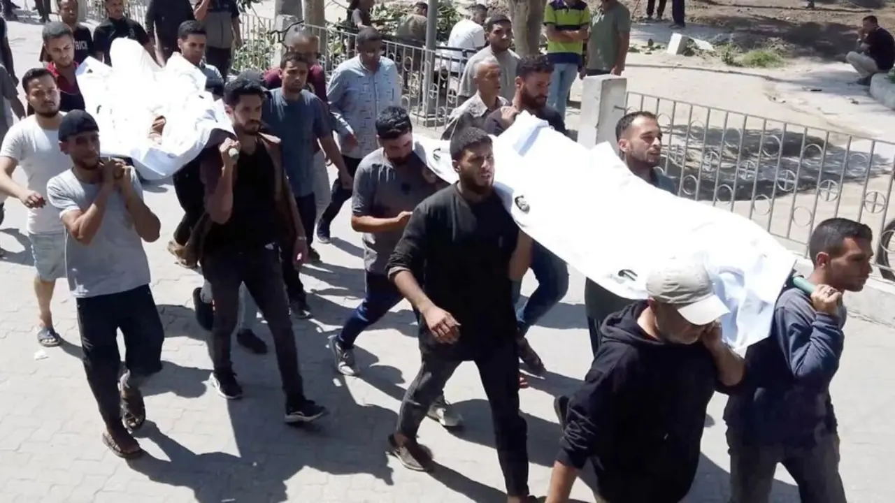 Palestinos en el interior del Hospital Ahli portando los cuerpos de sus familiares muertos en los ataques aéreos israelíes sobre Gaza. (Foto: Naciones Unidas).