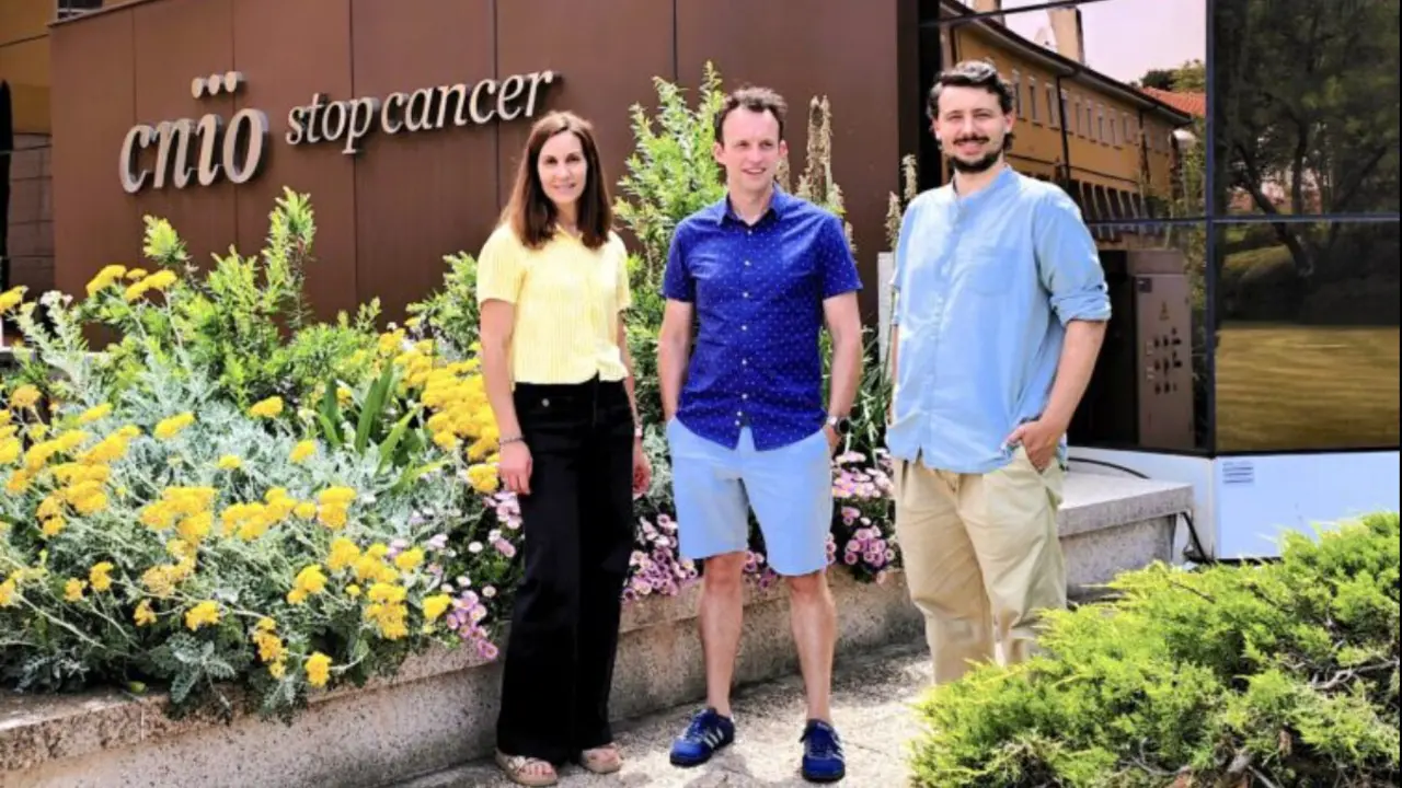 Bárbara Hernando, Geoff Macintyre y Joe Sneath Thompson, a la entrada del Centro Nacional de Investigaciones Oncológicas (CNIO). / CNIO
