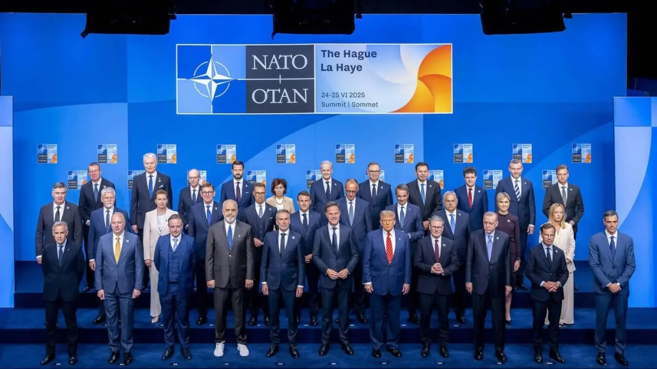 Foto de familia de los jefes de Estado y/o de Gobierno que han participado en la cumbre de la OTAN en La Haya. (Foto: Pool OTAN).