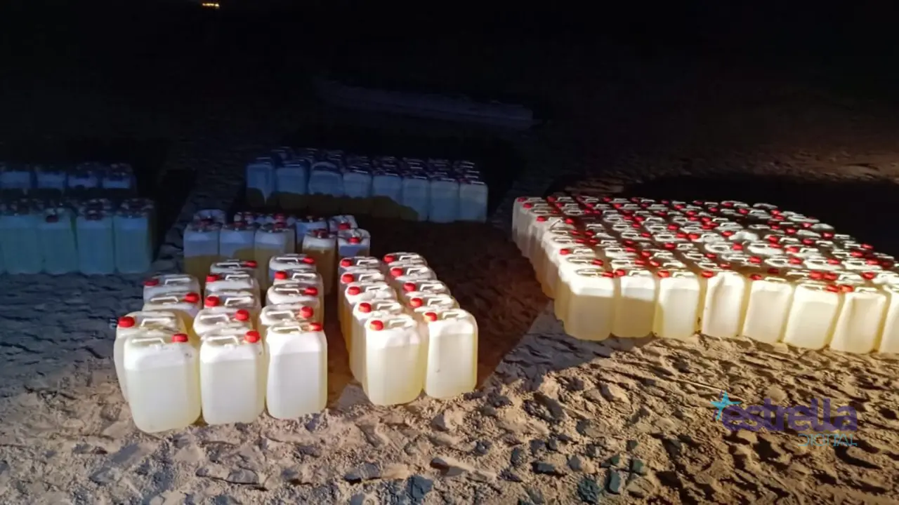 Bombonas de combustible intervenidas en los últimos días por la Guardia Civil en las costas de Cádiz.