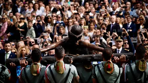 La Legión portando a hombros al Cristo de la Buena Muerte
