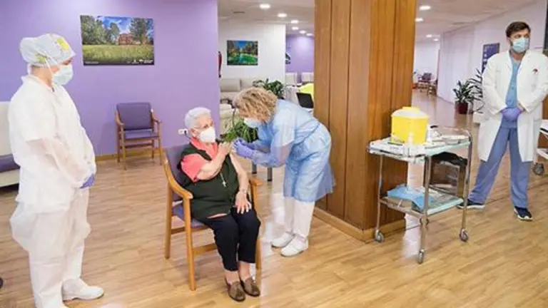 Personal sanitario vacunando a los residentes de un centro de mayores durante la pandemia en España / Moncloa
