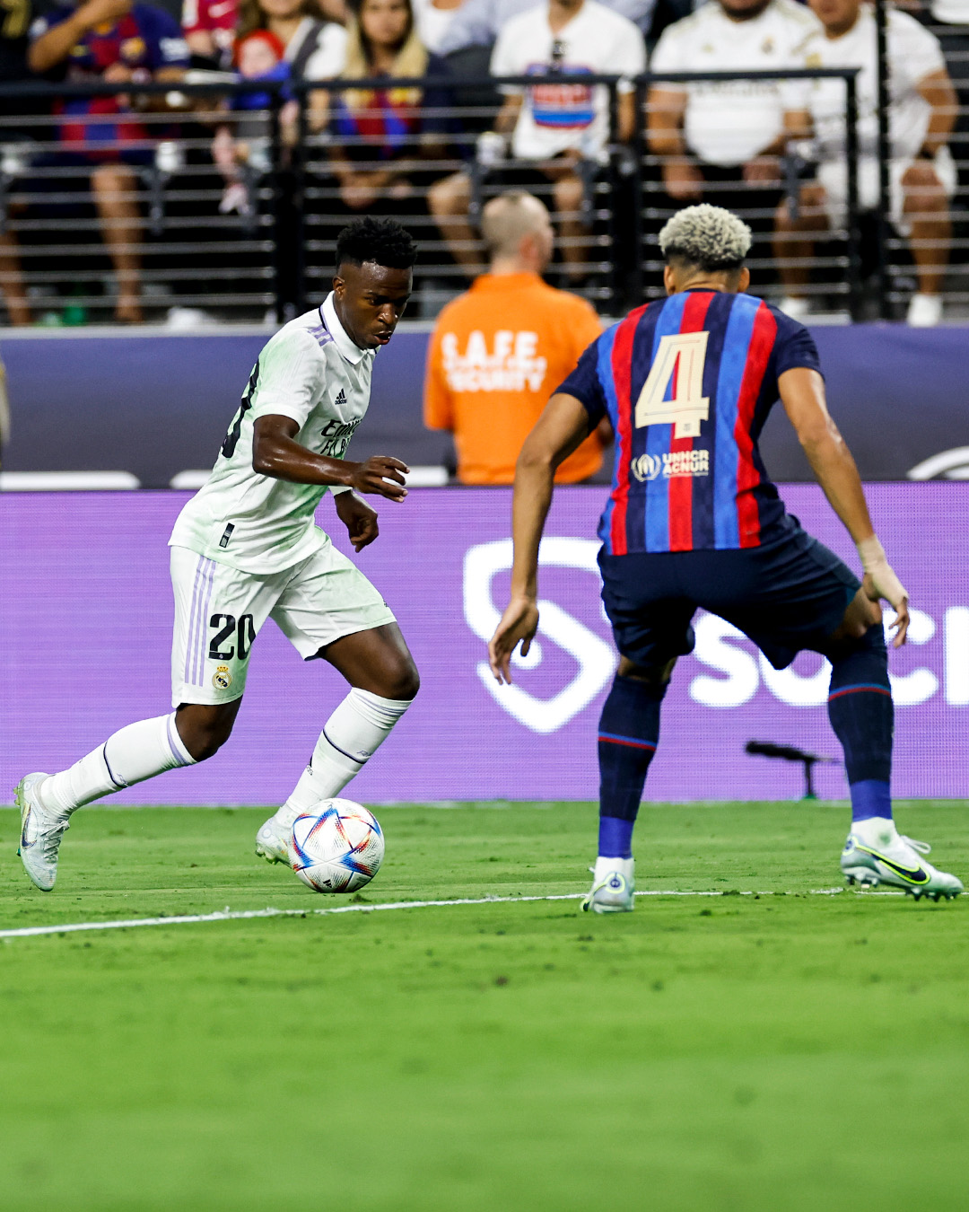 Vinicius Jr encara a Araujo en el Allegiant Stadium durante el clásico