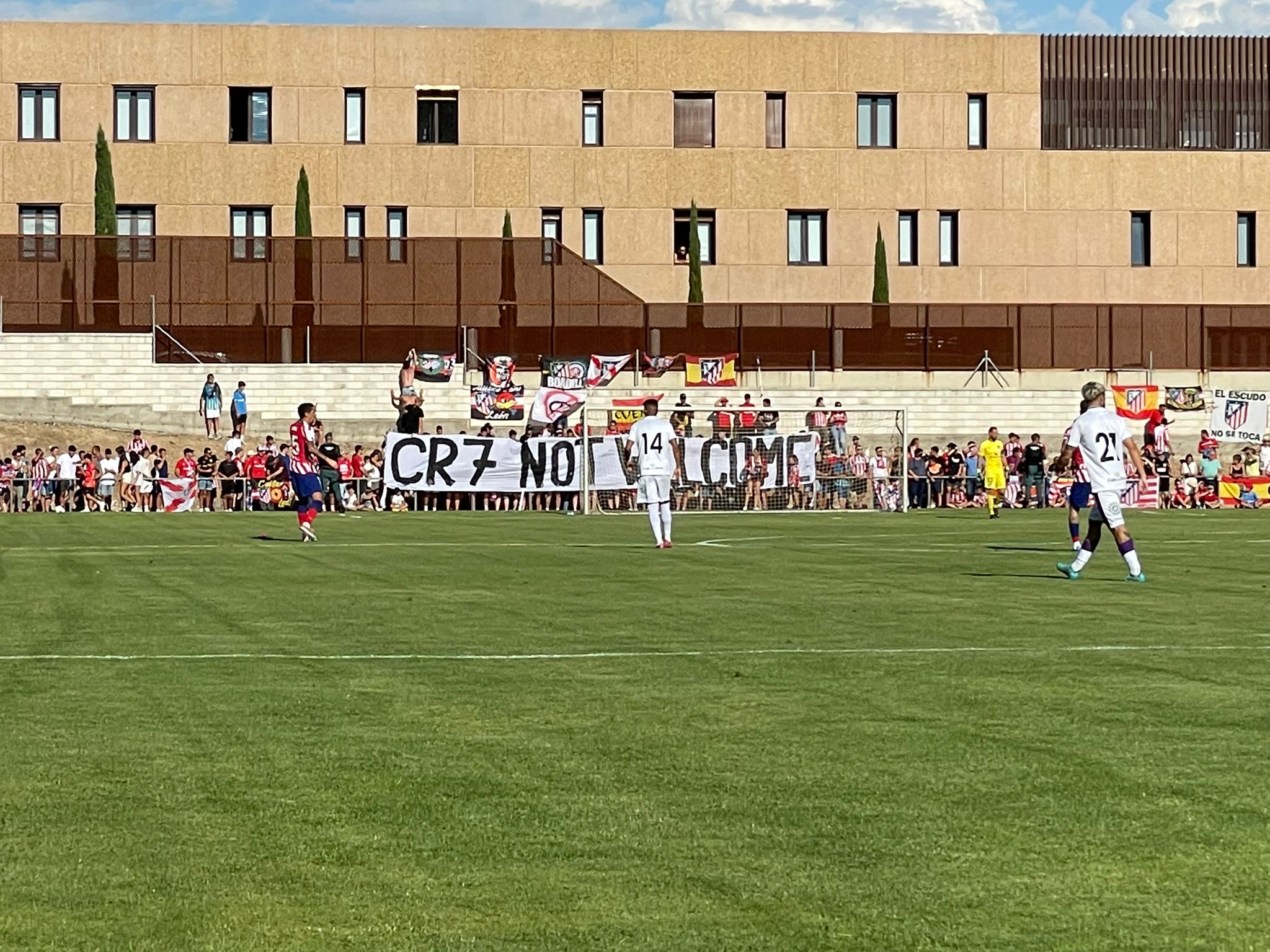 Pancarta contra la posible llegada de CR7 al club rojiblanco. La afición no quiere a Cristiano Ronaldo 