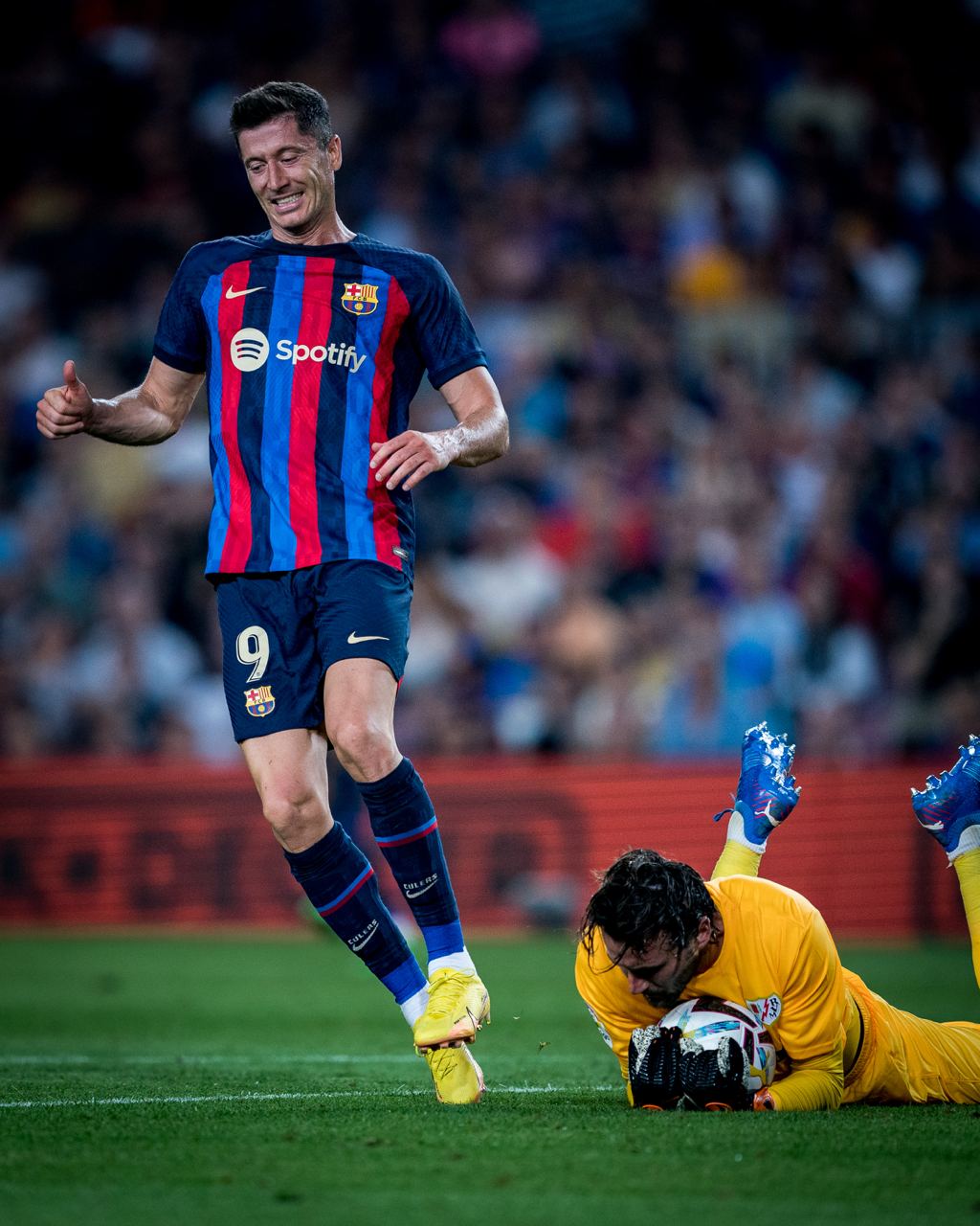 Lewandoswki en una ocasión frente a Dimitrievski. El FC Barcelona empata frente al Rayo Vallecano Lewandoswki en una ocasión frente a Dimitrievski. El FC Barcelona empata frente al Rayo Vallecano