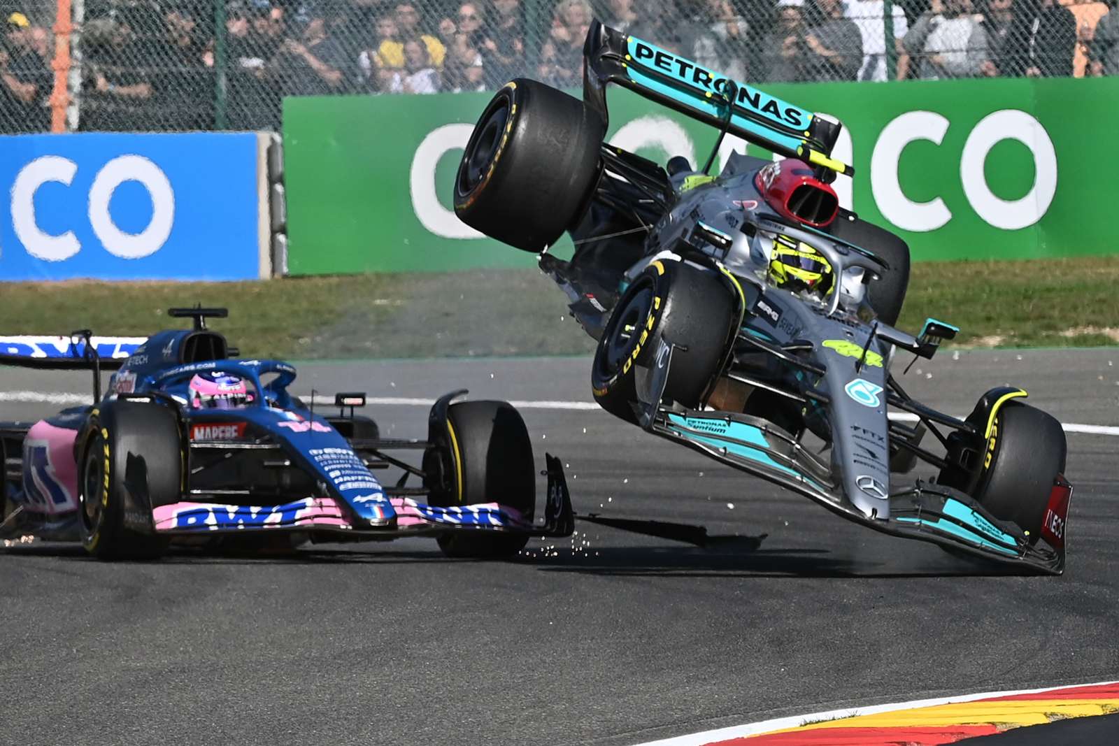 Hamilton vuela tras cerrar la puerta a Fernando Alonso. Décima victoria de Verstappen Hamilton vuela tras cerrar la puerta a Fernando Alonso. Décima victoria de Verstappen