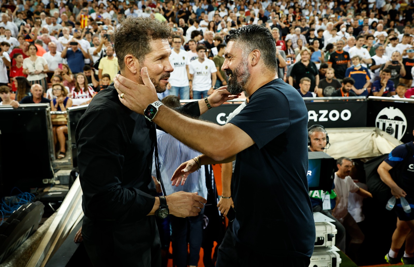 Simeone y Gattuso se saludan antes del comienzo del partido. Victoria del Atlético de Madrid en Mestalla Simeone y Gattuso se saludan antes del comienzo del partido. Victoria del Atlético de Madrid en Mestalla