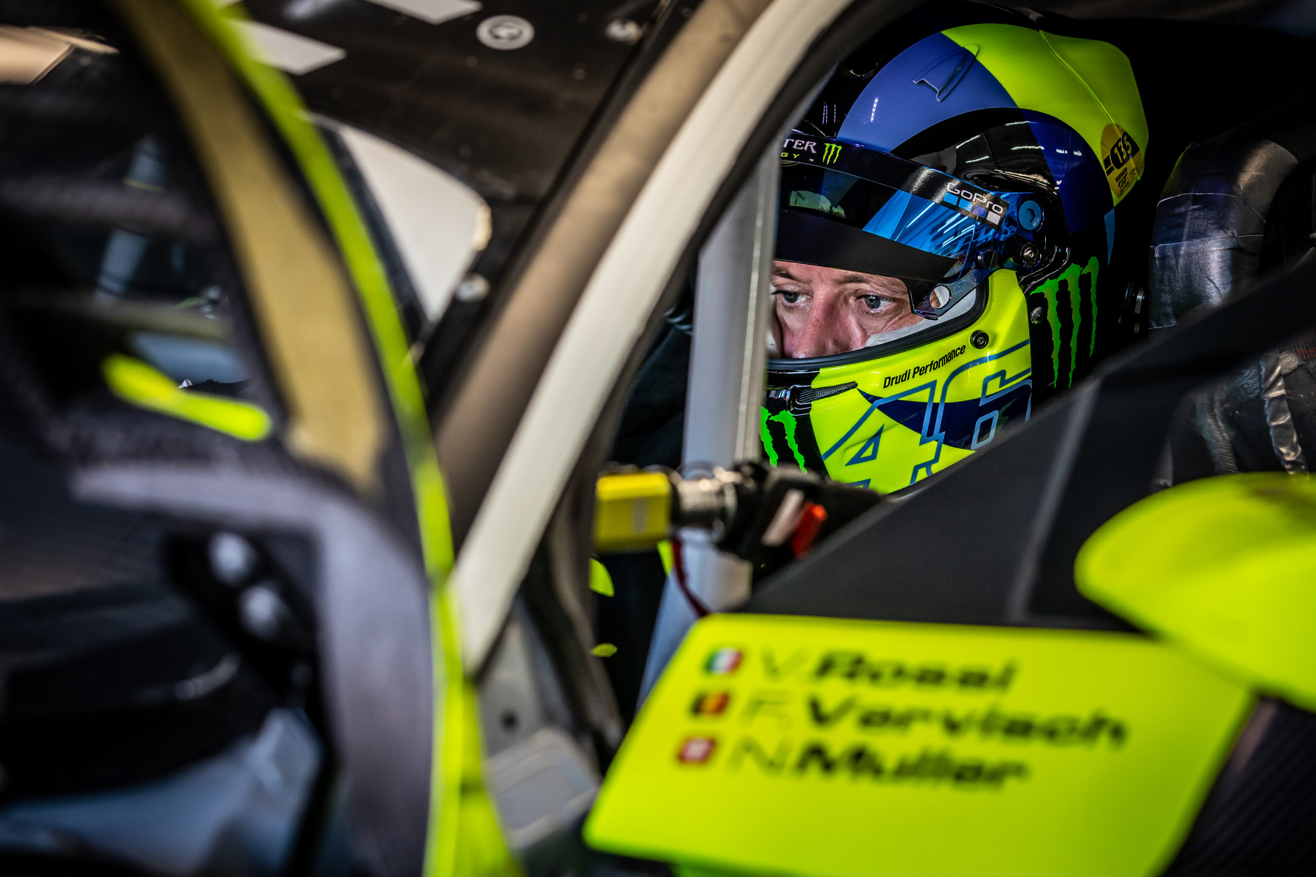 Valentino Rossi en su coche en el Circuit Ricardo Tormo. Valentino Rossi vuelve a Valencia 