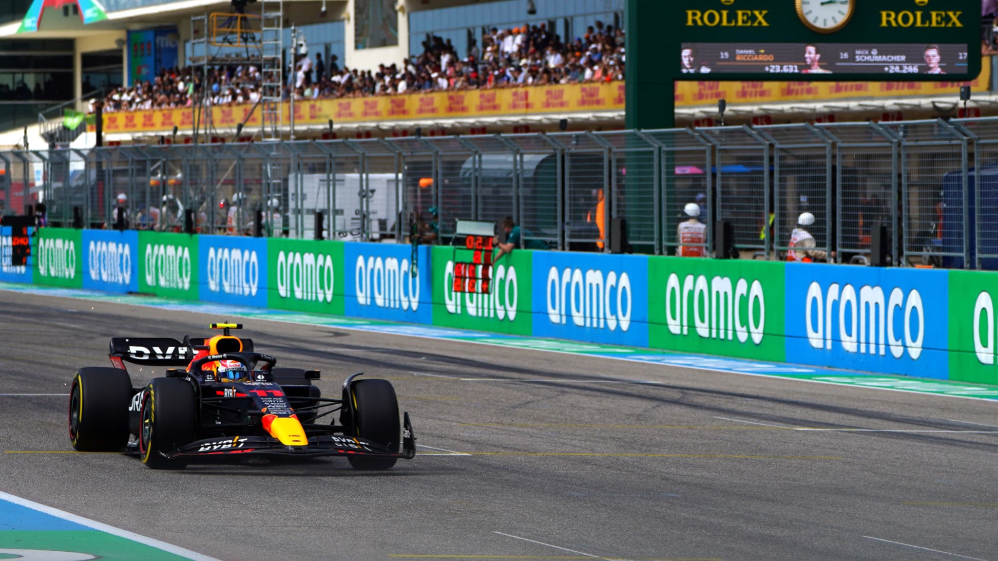 Checho Pérez pasando por la recta principal. Desastre de Carlos Sainz. Checho Pérez pasando por la recta principal. Desastre de Carlos Sainz.