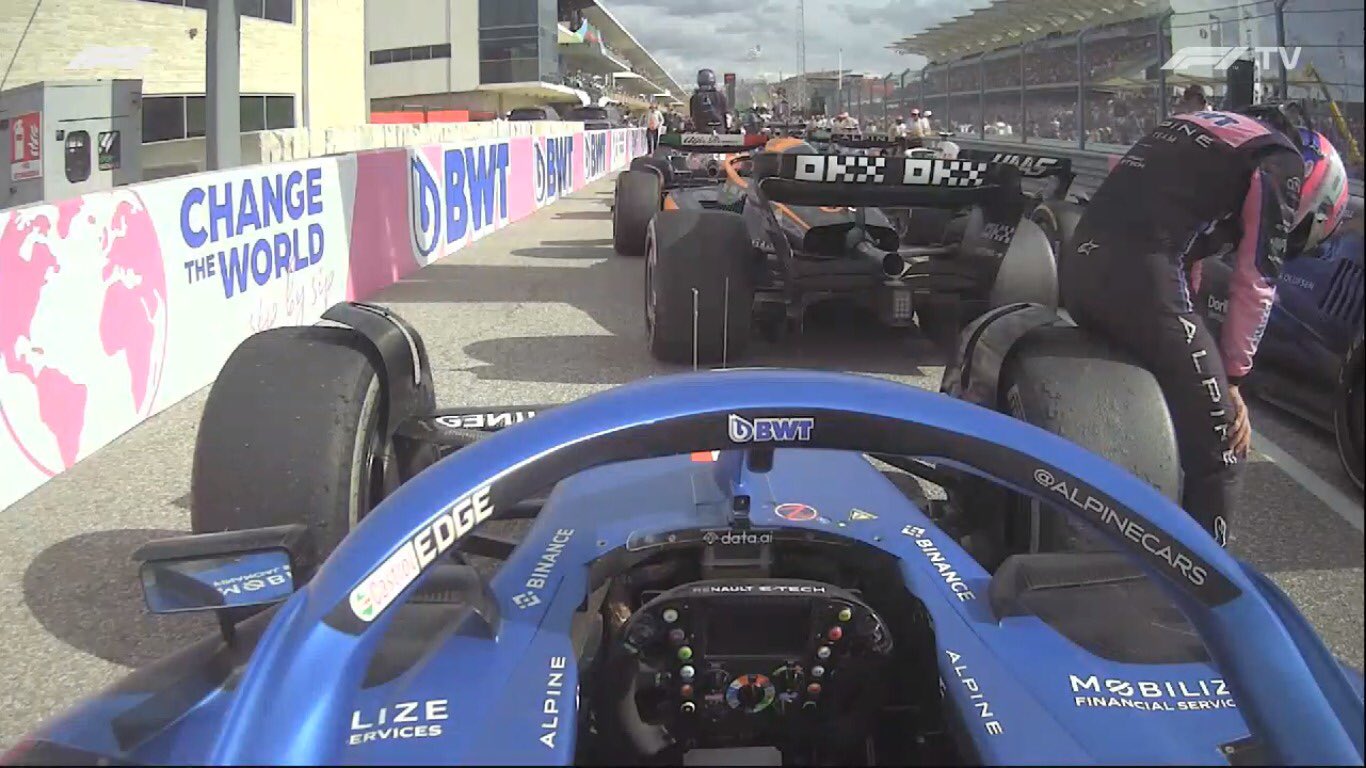 Fernando Alonso apoyado en su monoplaza tras finalizar la carrera. Sanción de 30 segundos para Fernando Alonso
