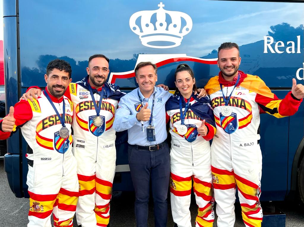 José Manuel, Alba, Álvaro e Ivan en la entrega de medallas de Karting Endurance. Récord para España