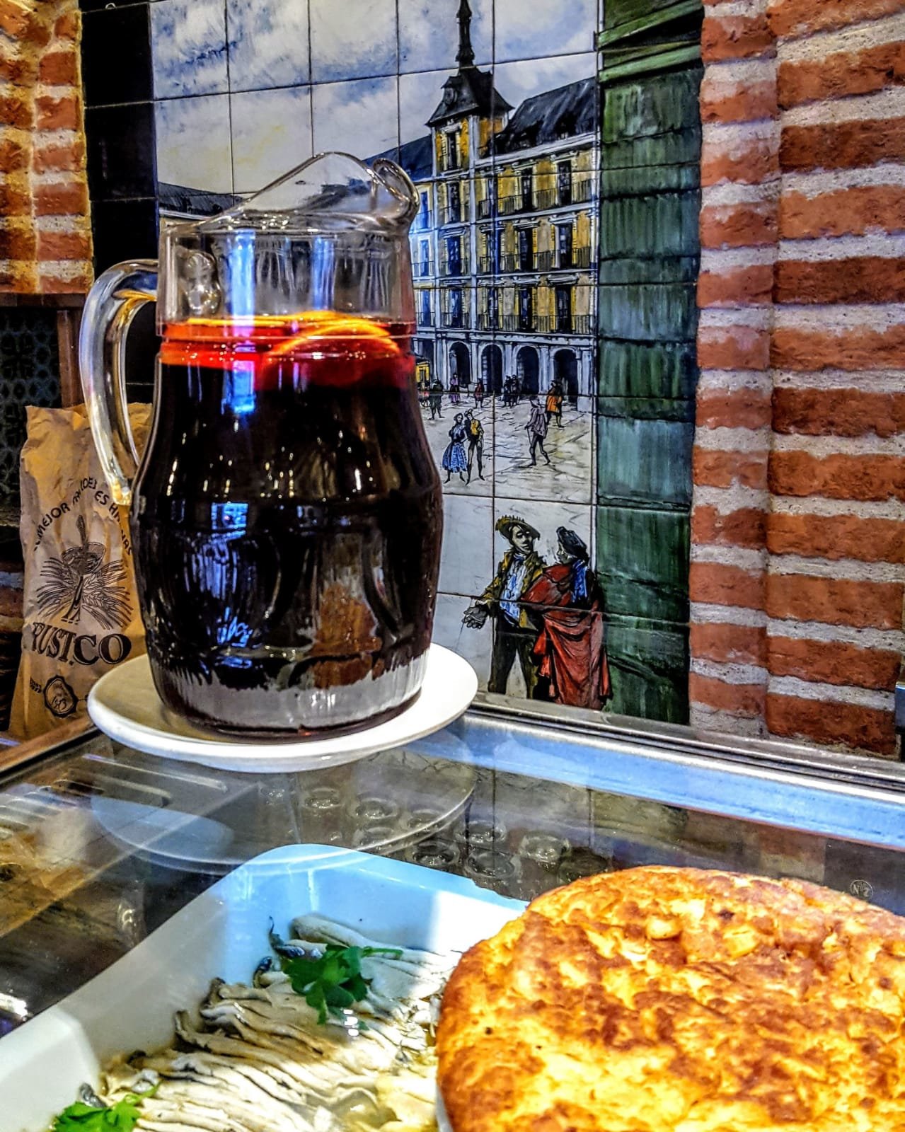 41_SANGRIA, TORTILLA Y BOQUERONES EN VINAGRE... UN LUJO ESTE MADRID_RAUL CANCIO