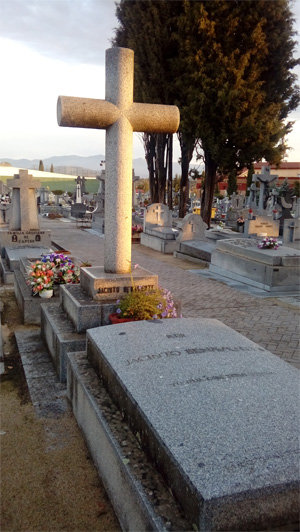 Follow-Tumba-de-Jacinto-Benavente
