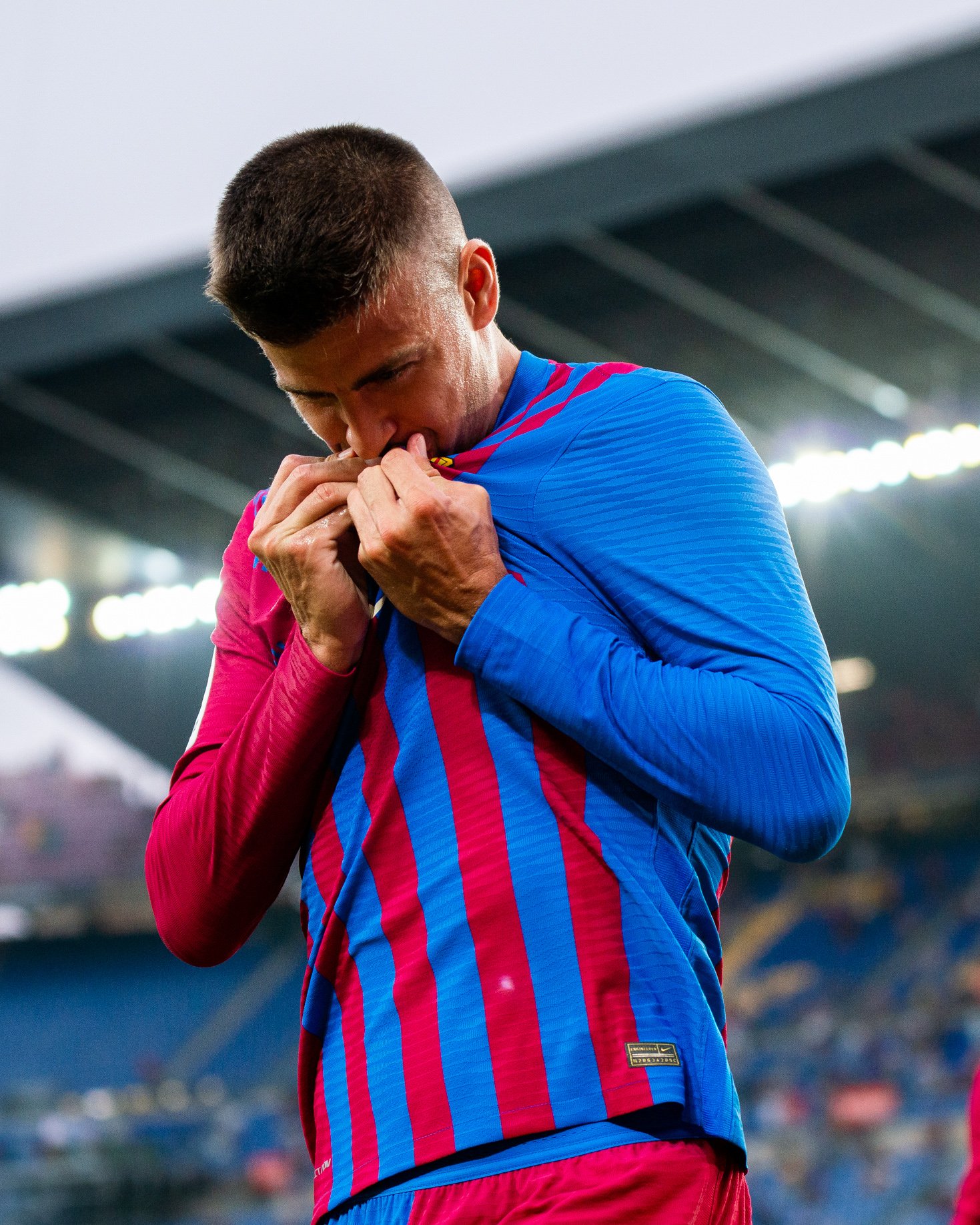 Gerard Piqué besa el escudo del FC Barcelona. El último partido de Gerard Piqué. 