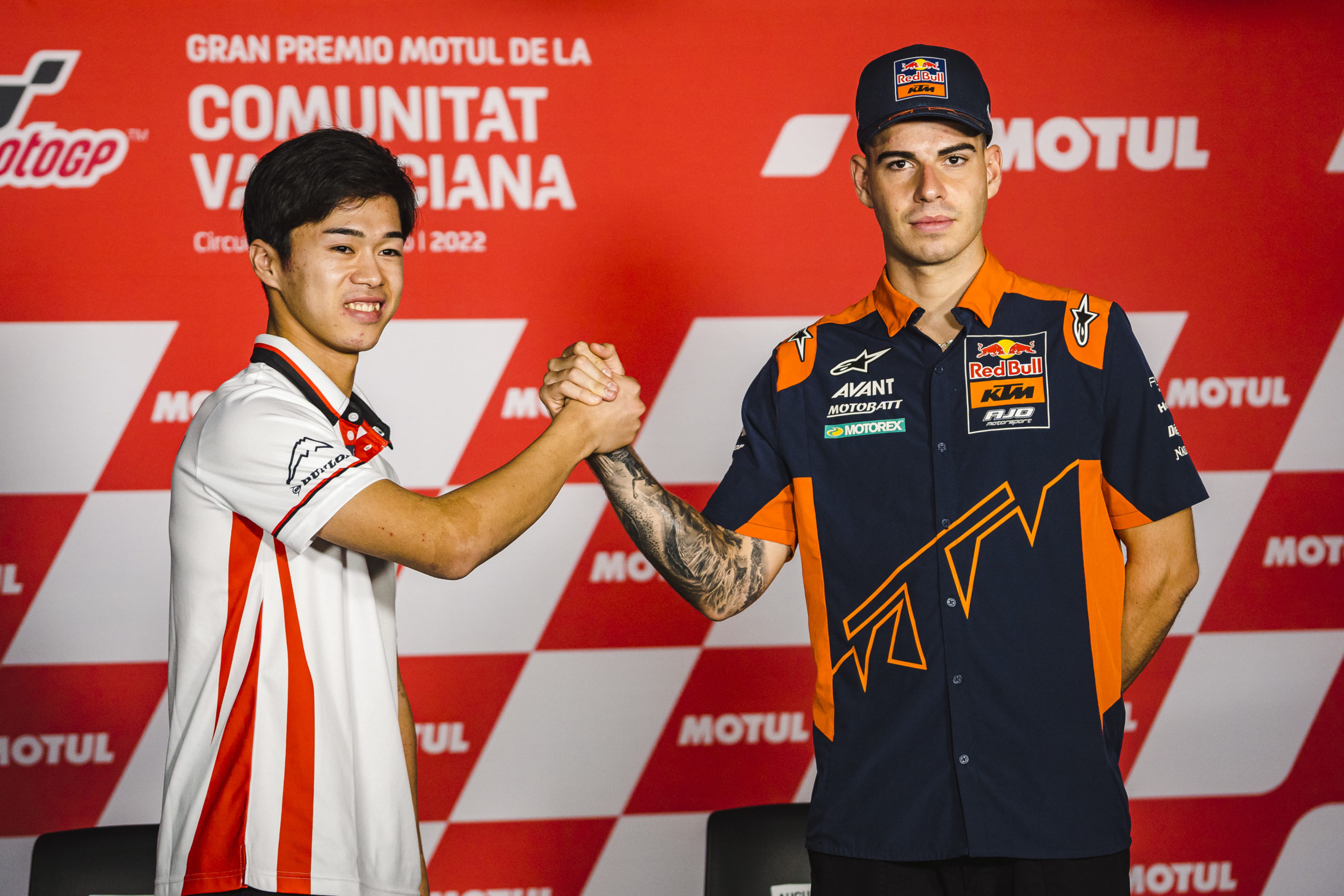 Ai Ogura y Augusto Fernández posando en el Circuito Ricardo Tormo. Doble final