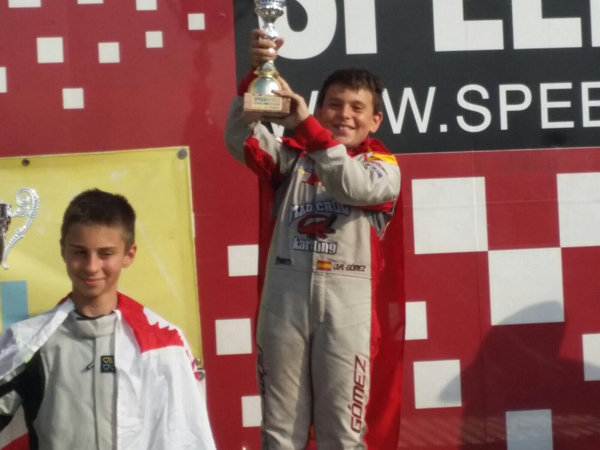 José Antonio Gómez Gutiérrez posa con su trofeo