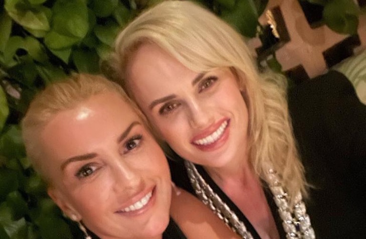 La actriz Rebel Wilson junto a su pareja