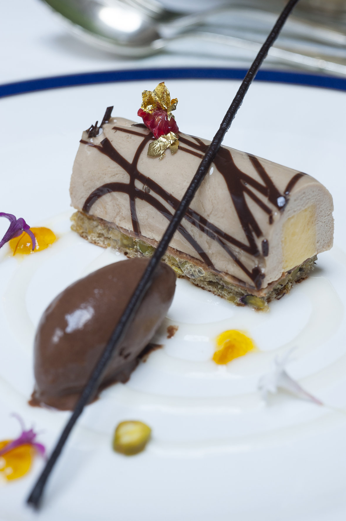 Gianduja real sobre crema de azfrán y sorbete de chocolate con naranja 2...