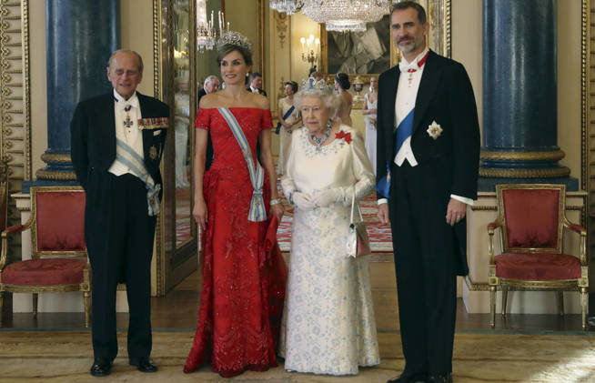 gra614-londres-12-07-2017-los-reyes-de-espana-la-reina-isabel-ii-y-su-esposo-el-duque-de-edimburgo-a-su-llegada-a-la-cena-de-gala-ofrecida-esta-noche-en-londres-en-el-marco-de-su-viaje-de-estado-al-reino-unido-efe-ballesteros