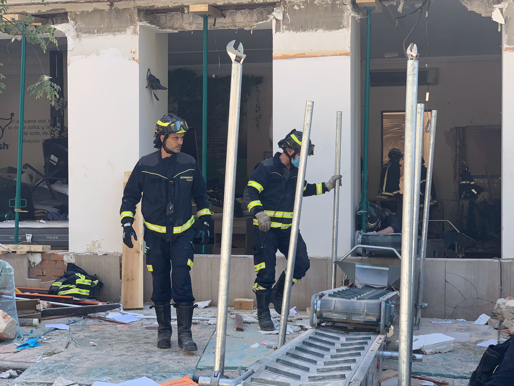 Los bomberos, trabajando en el lugar del accidente