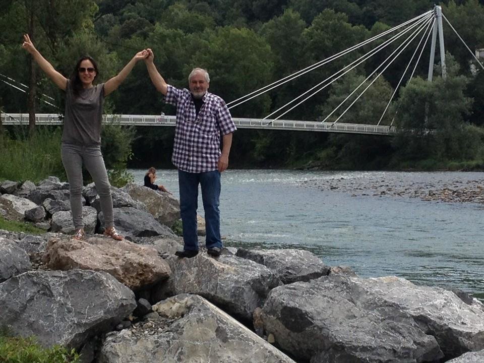 Manuela y su padre, también asesinado, posan juntos