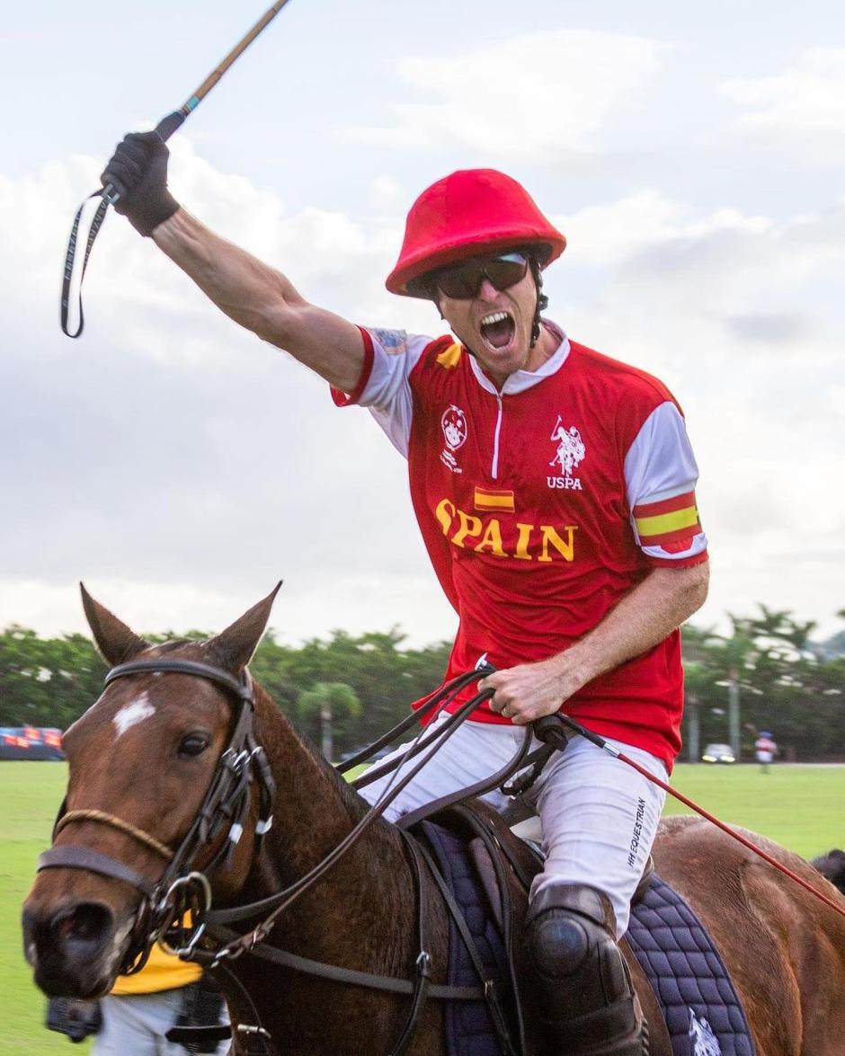 Pelazo Berazadi celebra su victoria en el Mundial. Son campeones del mundo de polo