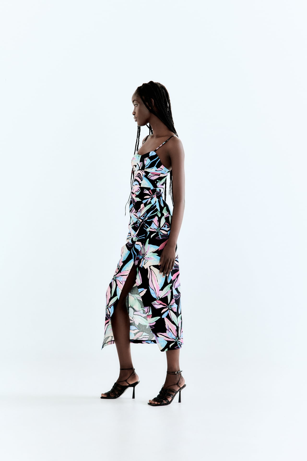 ESPECTACULAR APERTURA LATERAL by ZARA