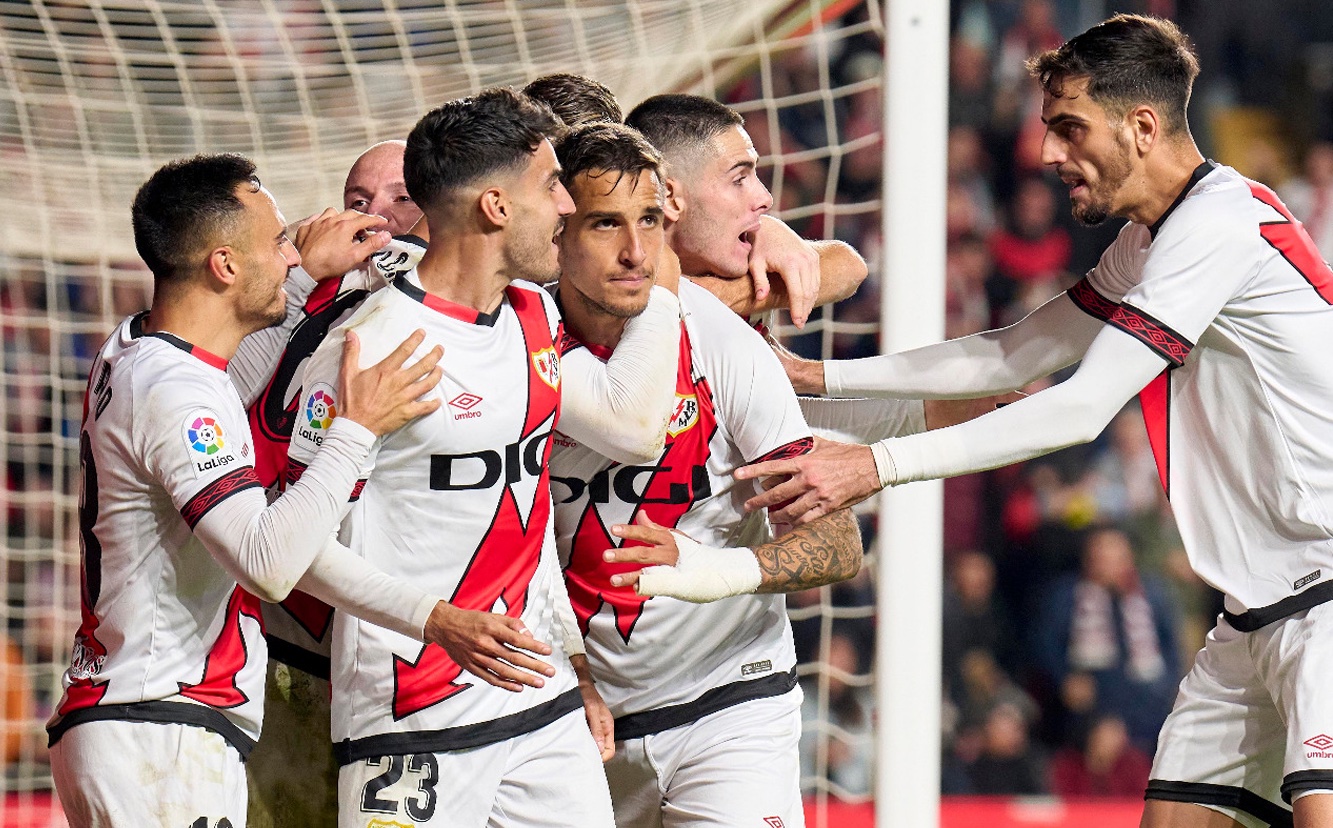 Jugadores del Rayo Vallecano celebran el gol de Oscar Trejo. FC Barcelona líder 