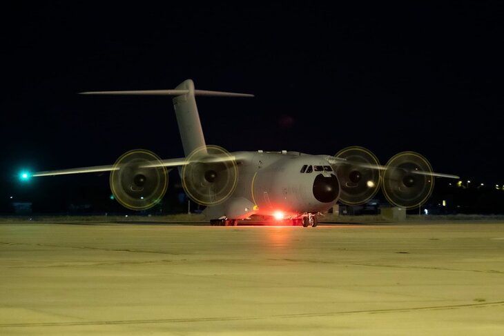 Avion militar llega con afganos)