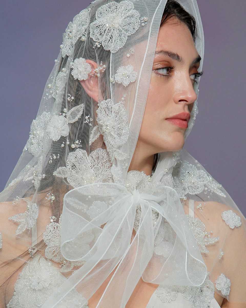 Velo de novia bordado con flores 