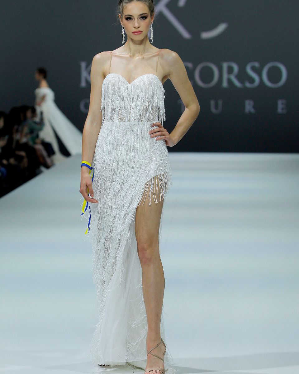 Vestido de novia con corte sesgado