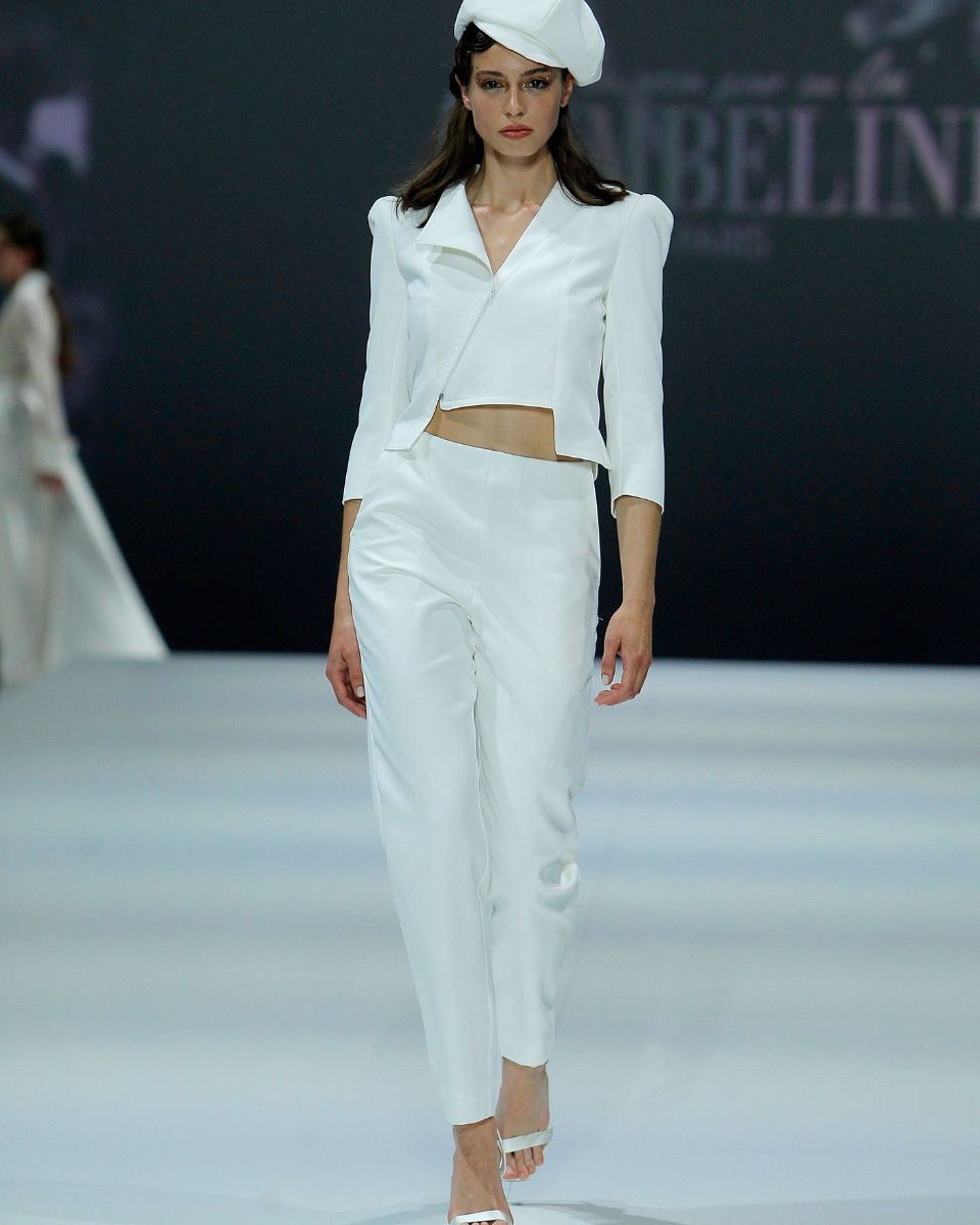 Traje chaqueta de novia con pantalón