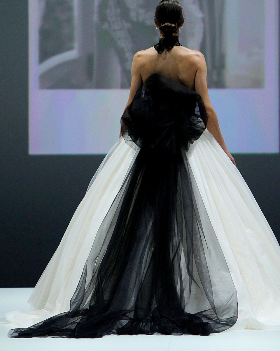 vestido de novia con velo negro 
